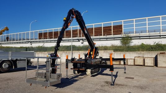 Compacte BG Lift M400 minihijskraan met werkbak aan hijsarm 